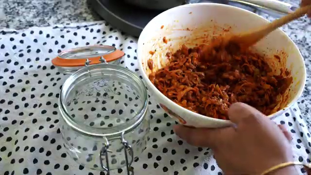 Cooled hing-infused cooking oil poured into the spiced grated mango mixture