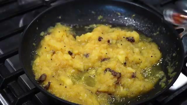 Pineapple chutney with plump raisins and red chili flakes