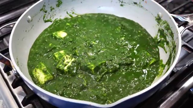 Fresh soft paneer cubes gently folded into the hot green spinach gravy